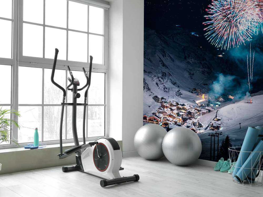 Feu d'artifice au-dessus d'un village de montagne en hiver