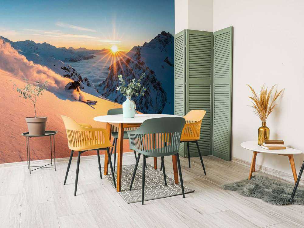 Randonnée en ski au lever du soleil dans les Alpes.