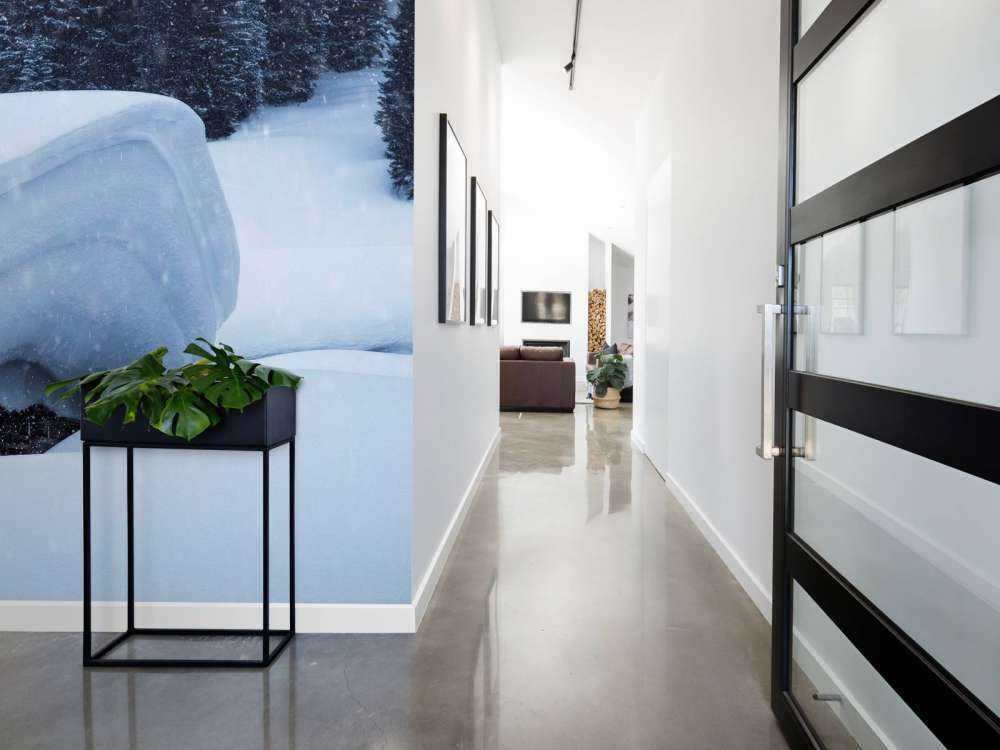 Chalet alpin enneigé dans la tempête d'hiver