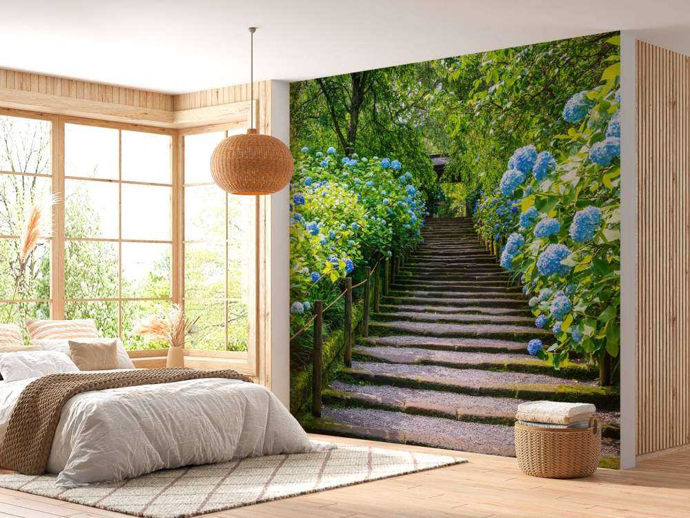 Escalier entre des hortensias