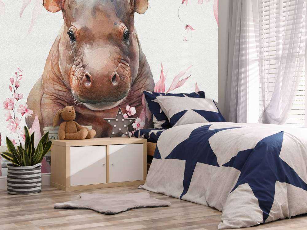 Bébé hippopotame dans les feuilles rose
