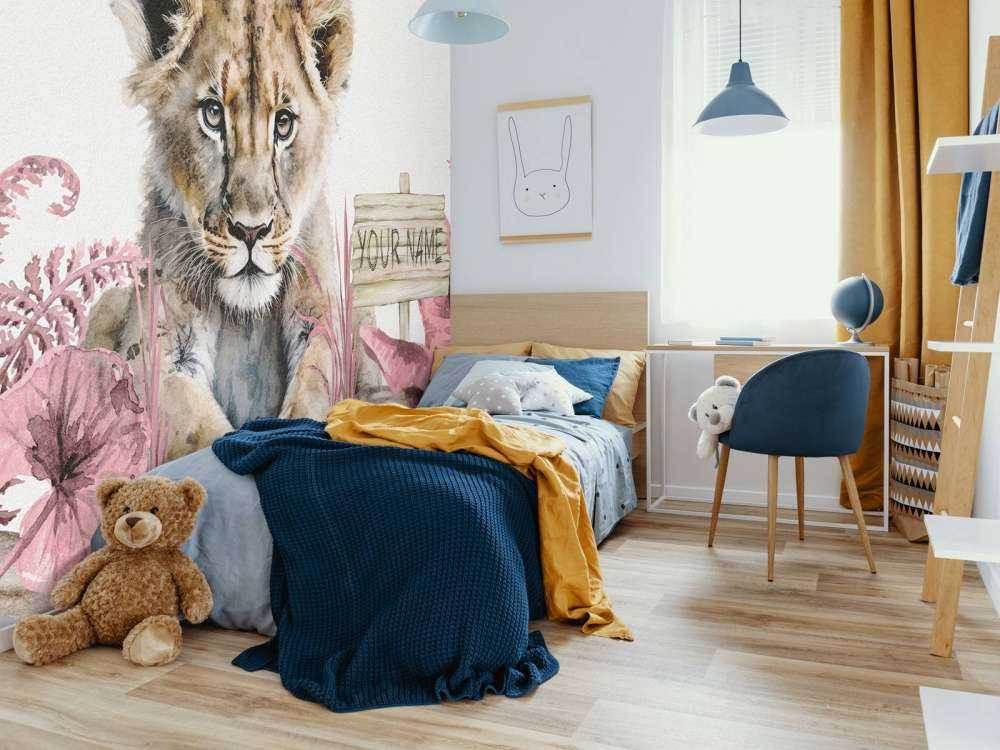 Bébé lion dans la jungle rose