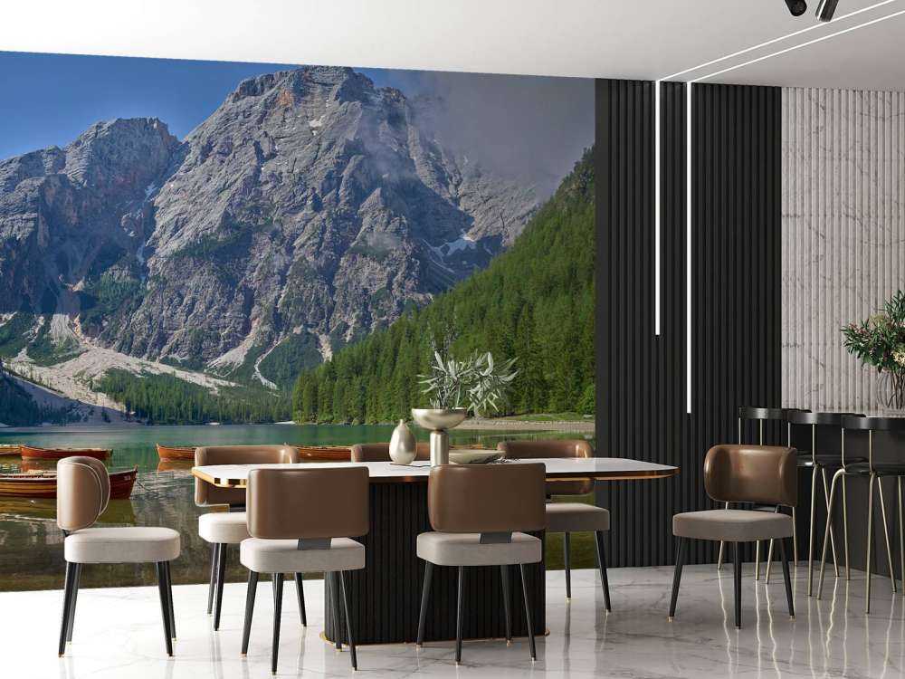 Bateaux en bois dans un lac de montagne