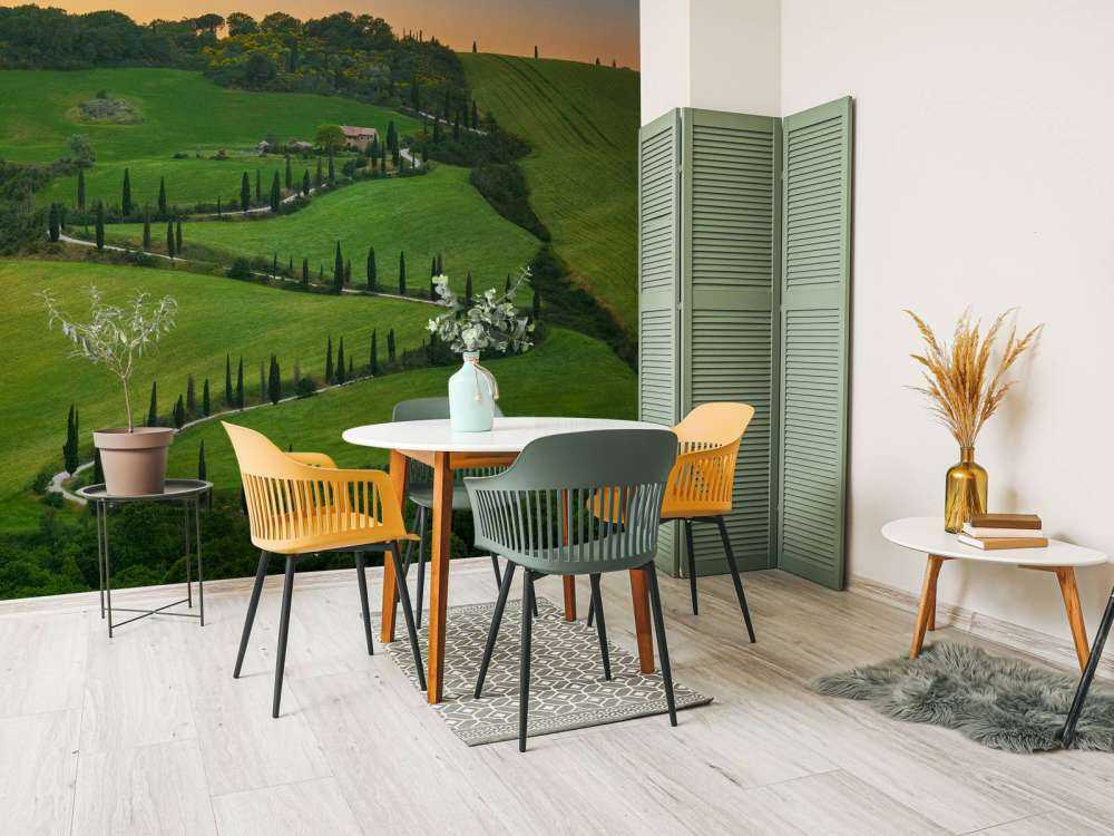 Route sinueuse avec des cyprès