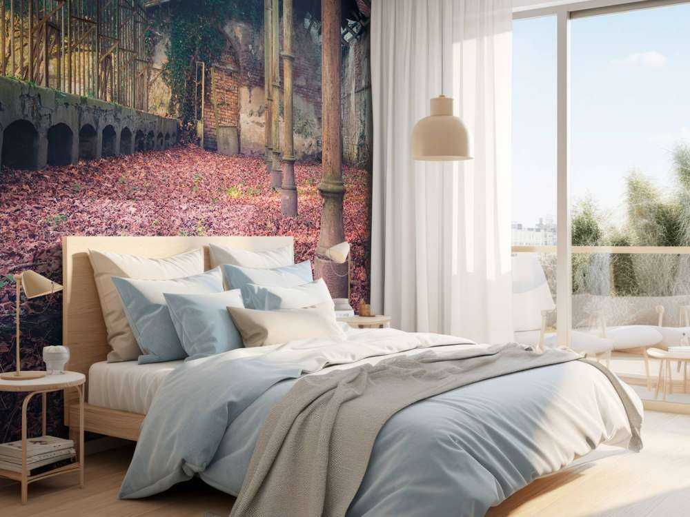 Maison abandonnée avec des feuilles