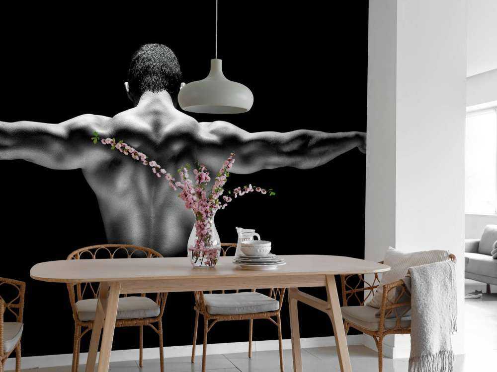 Homme aux bras tendus