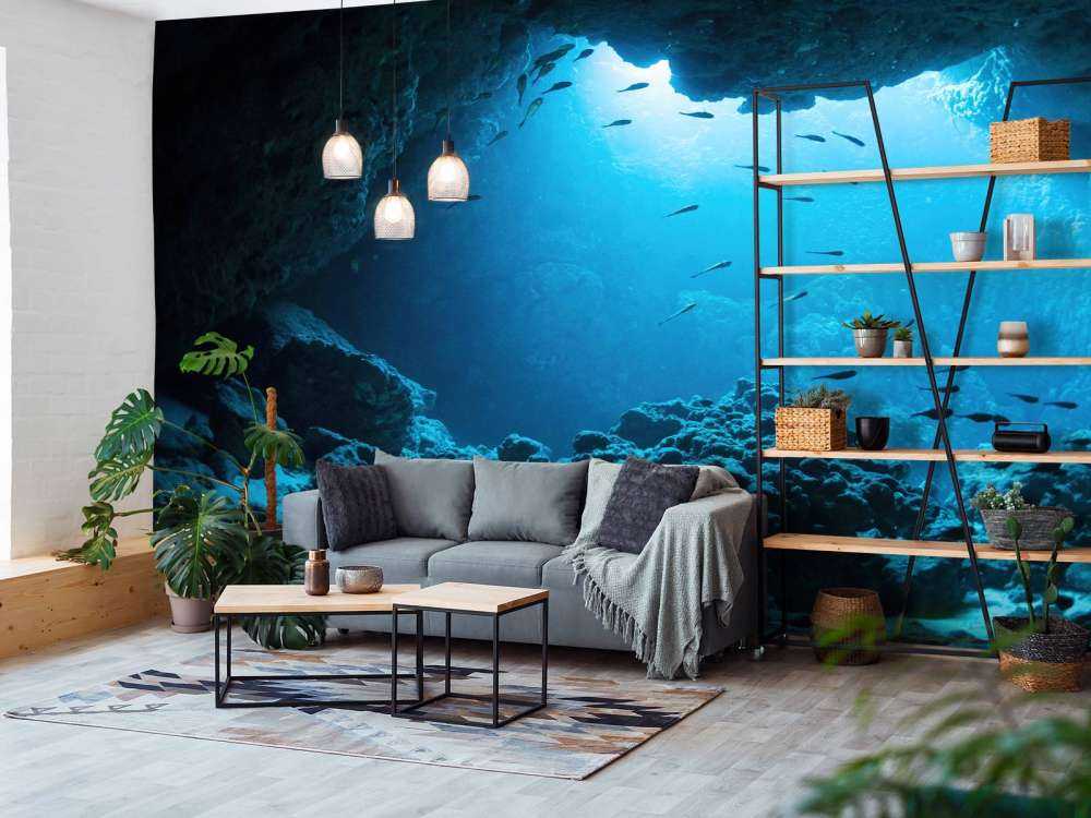 Grotte sous-marine avec des poissons