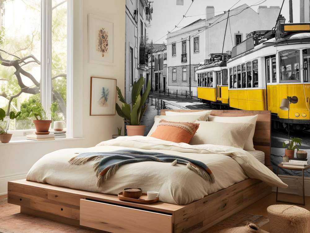 Tramway jaune dans une rue en noir et blanc