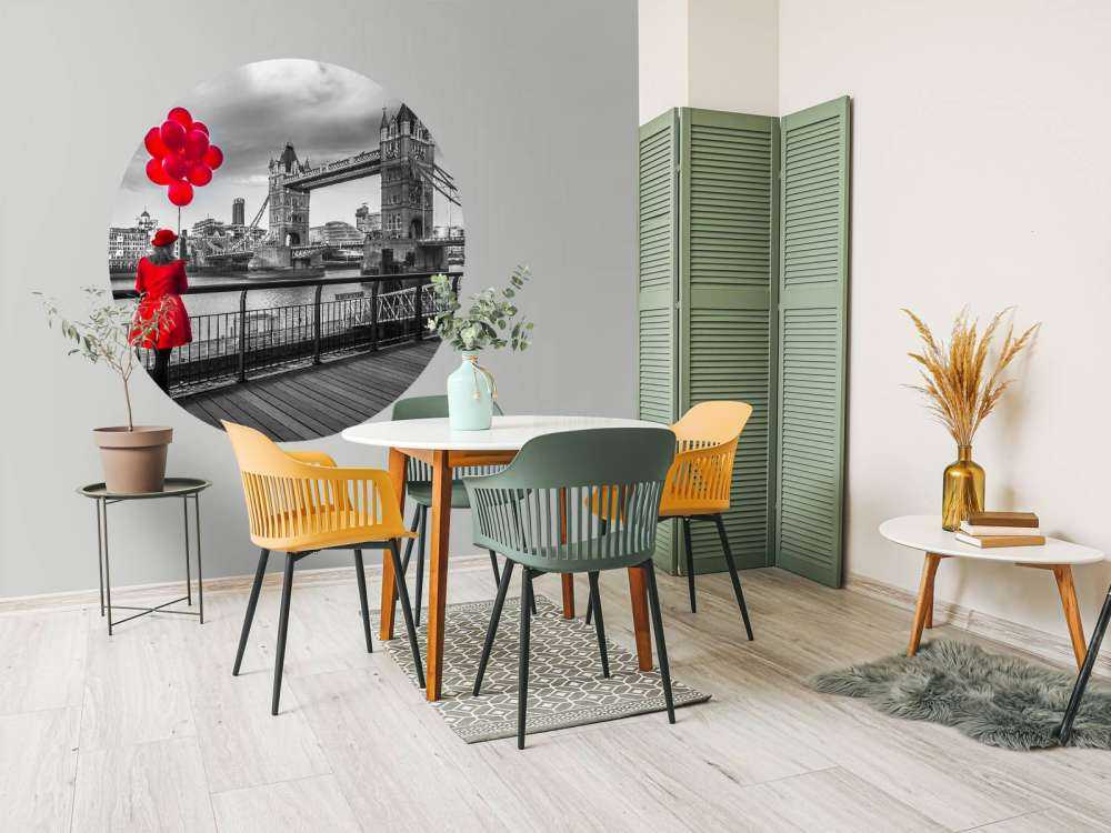 Femme sur le pont de la Tour