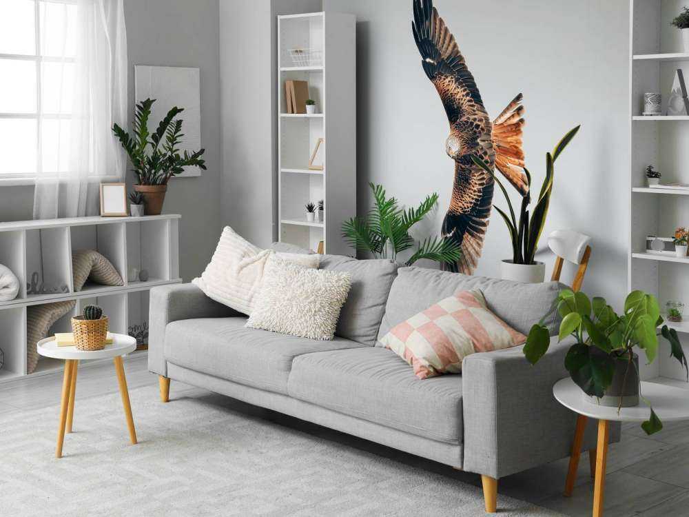 Cerf-volant rouge aux ailes déployées