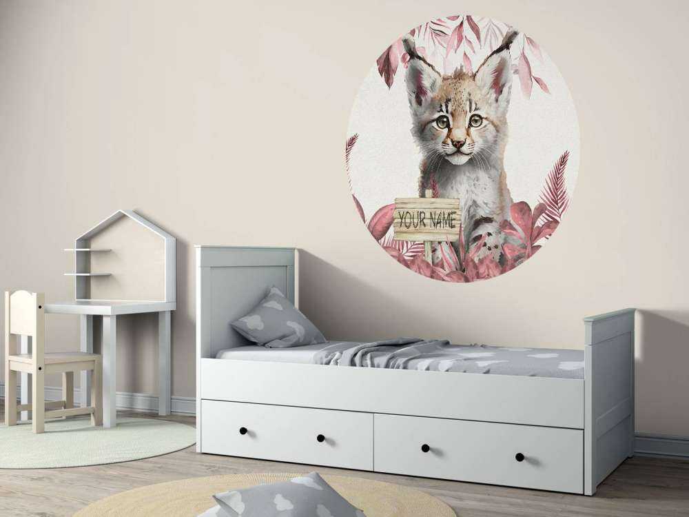 Bébé lynx dans la jungle rose