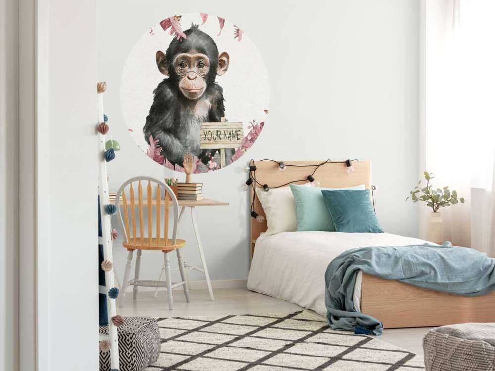 Bébé chimpanzé dans la jungle rose