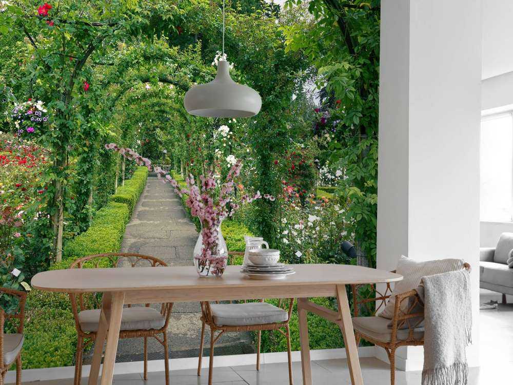 Chemin à travers la roseraie