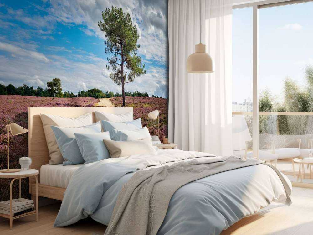 Un arbre dans la bruyère