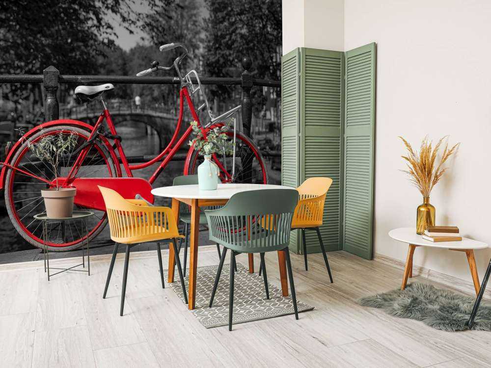 Vélo rouge sur le pont