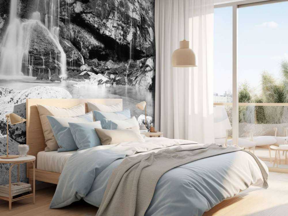 Chute d'eau au-dessus d'un mur de pierre