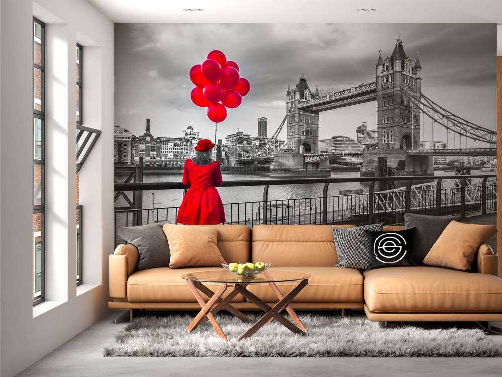 Femme sur le pont de la Tour