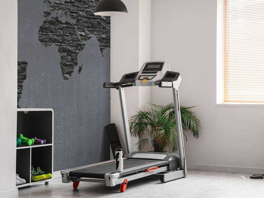 Pierres de la carte du monde sur du béton gris