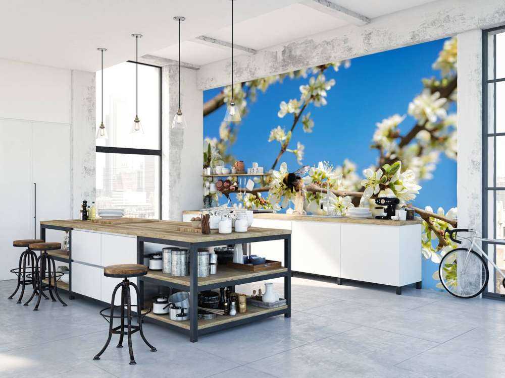 Bourdon avec des fleurs blanches