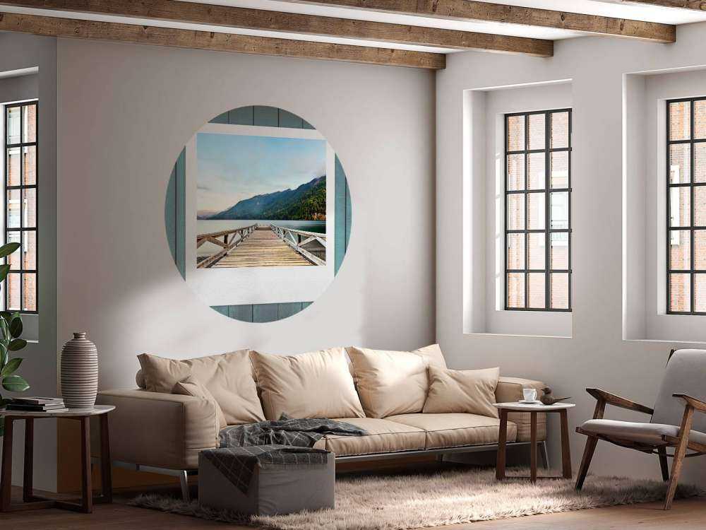 Quai en bois au bord d'un lac de montagne