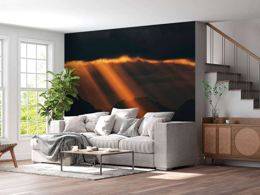 Rayons de soleil dorés sur le profil des montagnes
