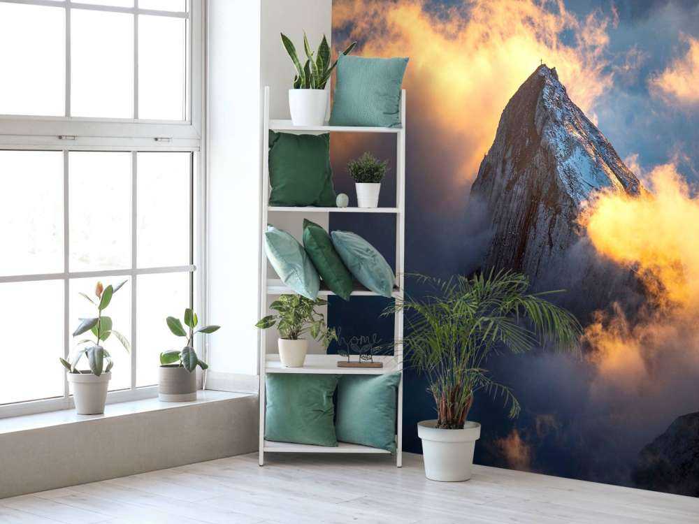 Sommet de montagne dans une mer de nuages ardents