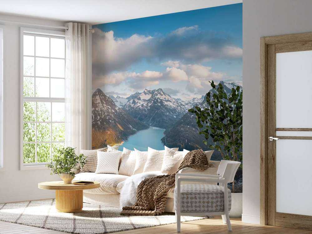 Vue sur un lac alpin au coucher du soleil