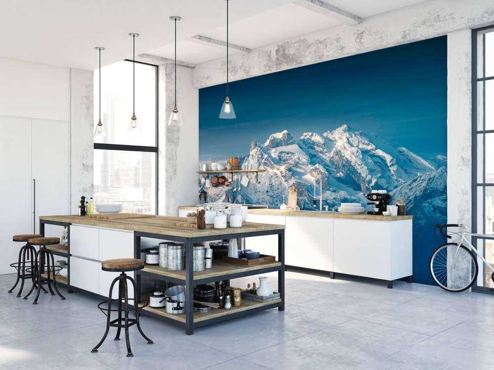 Lumière de cristal sur des sommets enneigés