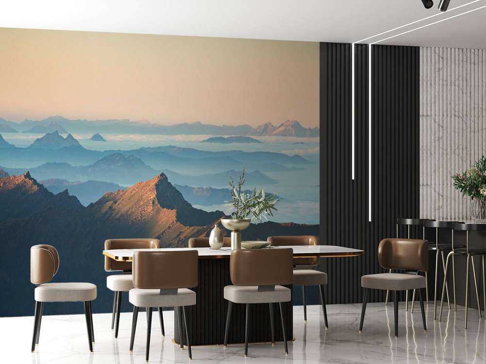 La montagne dans la brume du matin et la lumière du soleil