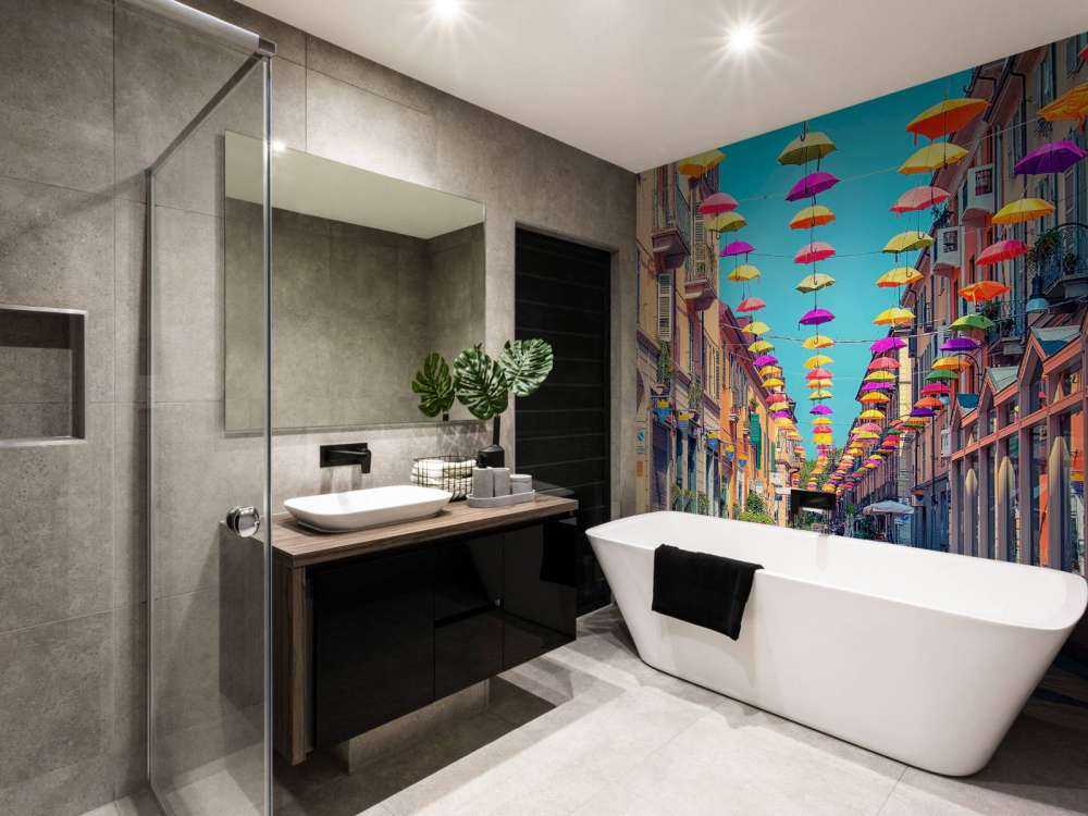 Des parasols joyeux au-dessus d'une rue ensoleillée.