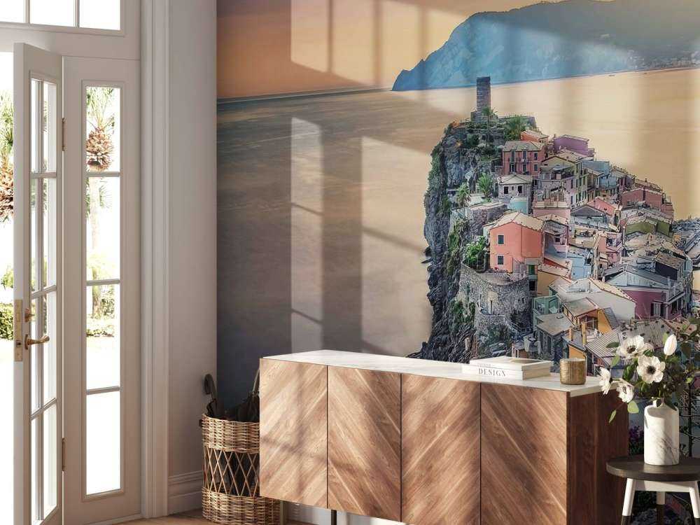 Coucher de soleil au-dessus des rochers côtiers colorés.