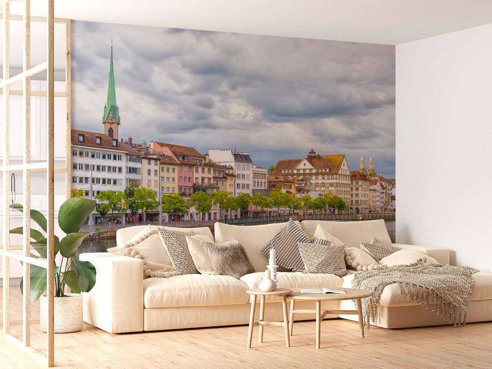 Des façades colorées le long de la rivière urbaine.