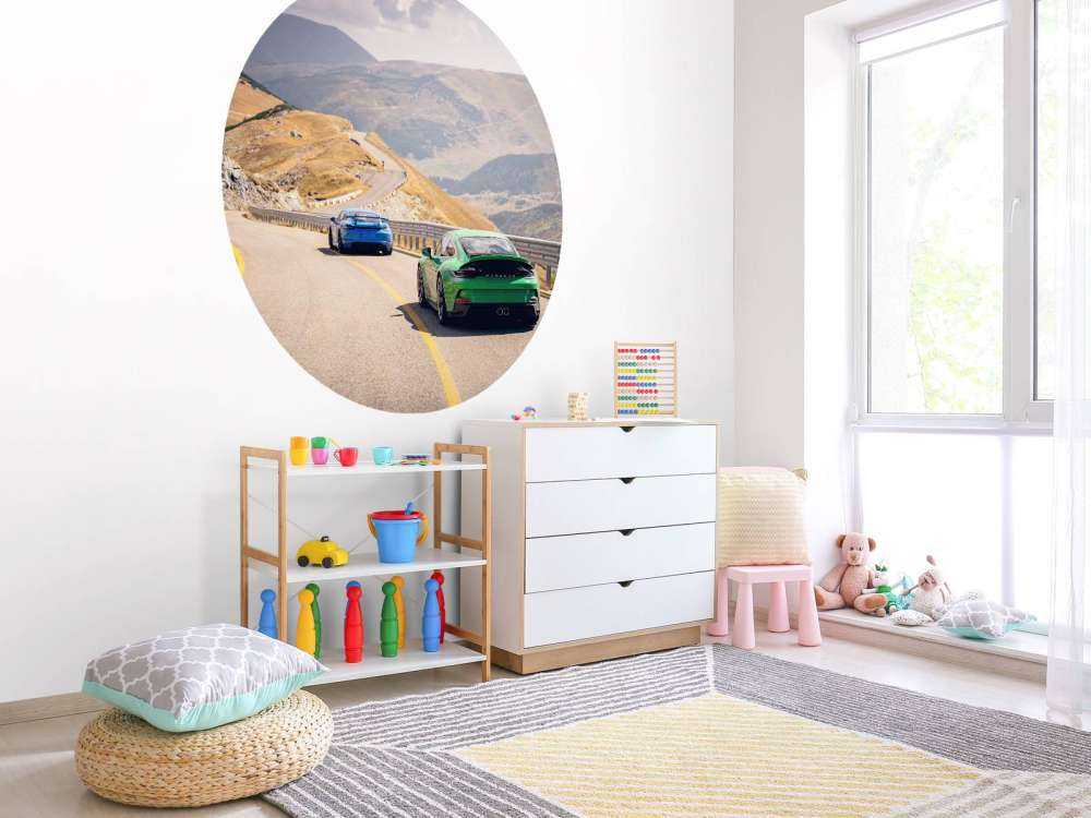 Route sinueuse à travers les montagnes