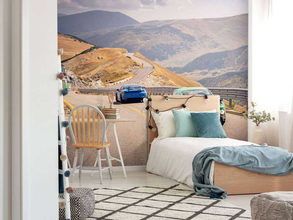 Route sinueuse à travers les montagnes