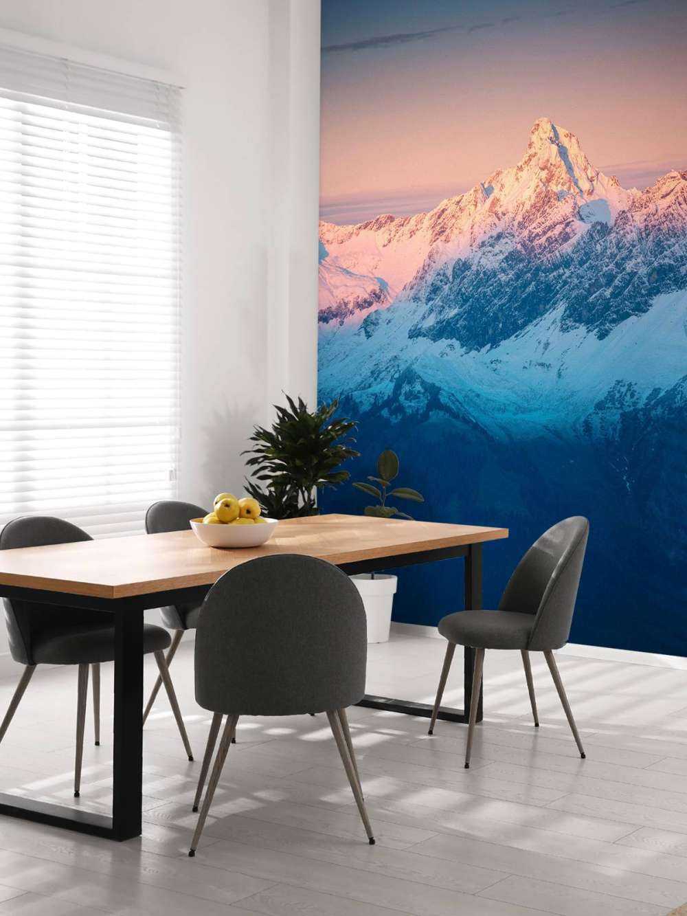 Lumière du soir sur les sommets enneigés de montagne