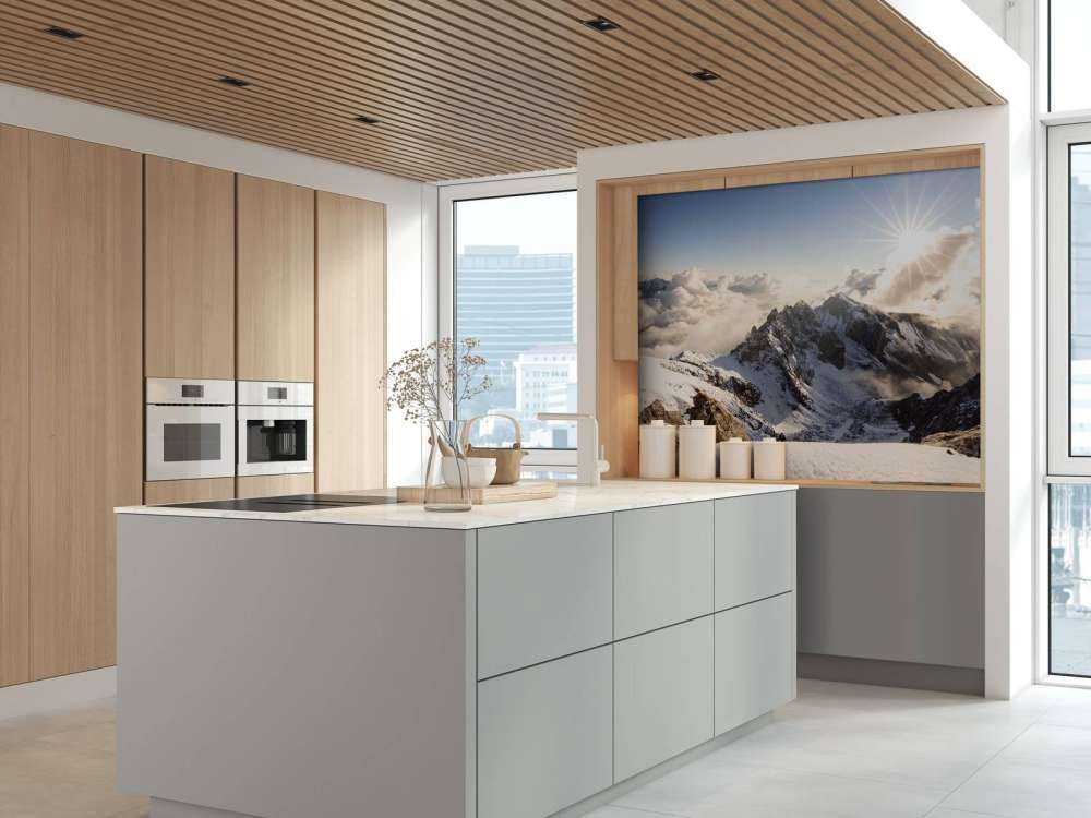 Lumière du soleil sur une crête enneigée