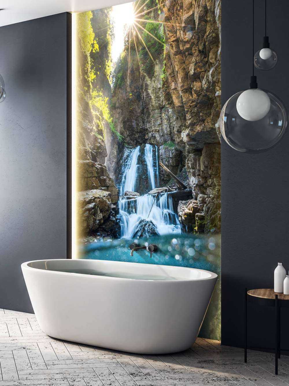 Lumière du soleil sur la cascade de montagne