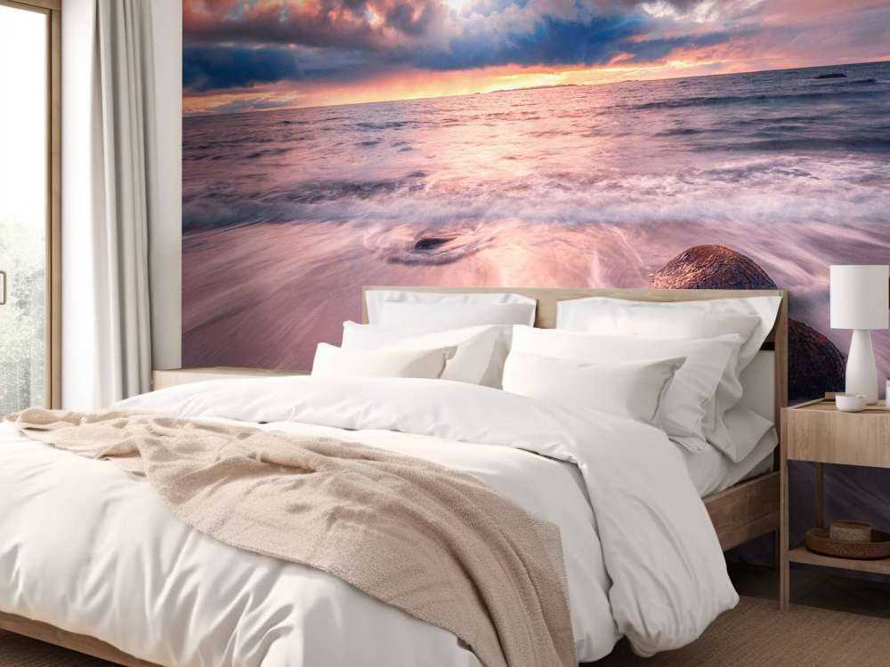 Ciel d'orage au-dessus des vagues calmes