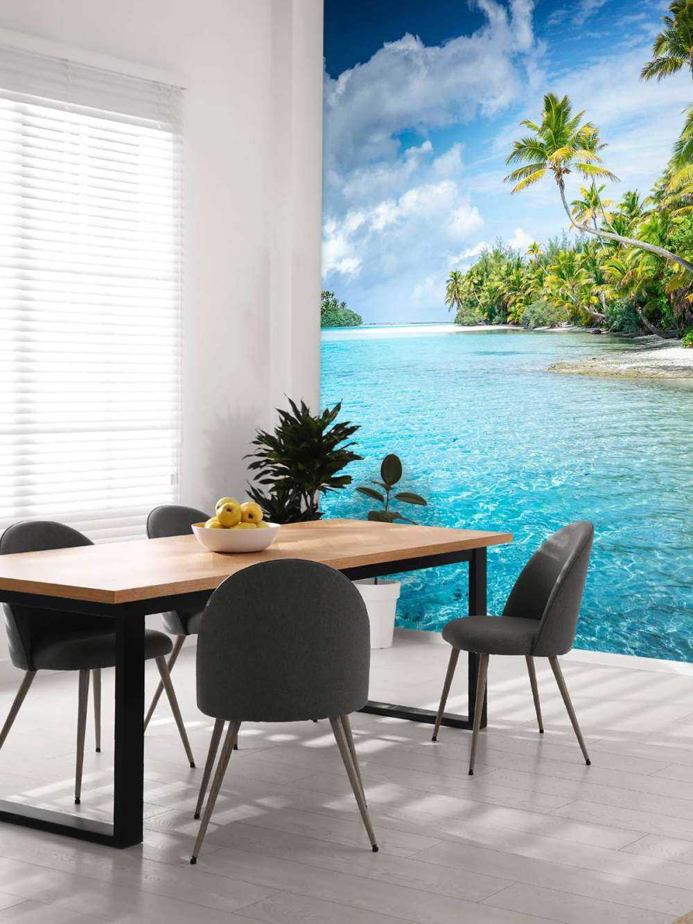 Plage tropicale claire avec des palmiers