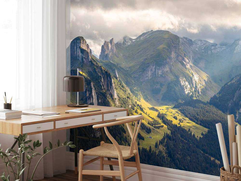 Lumière du soleil sur une vallée de montagne verte