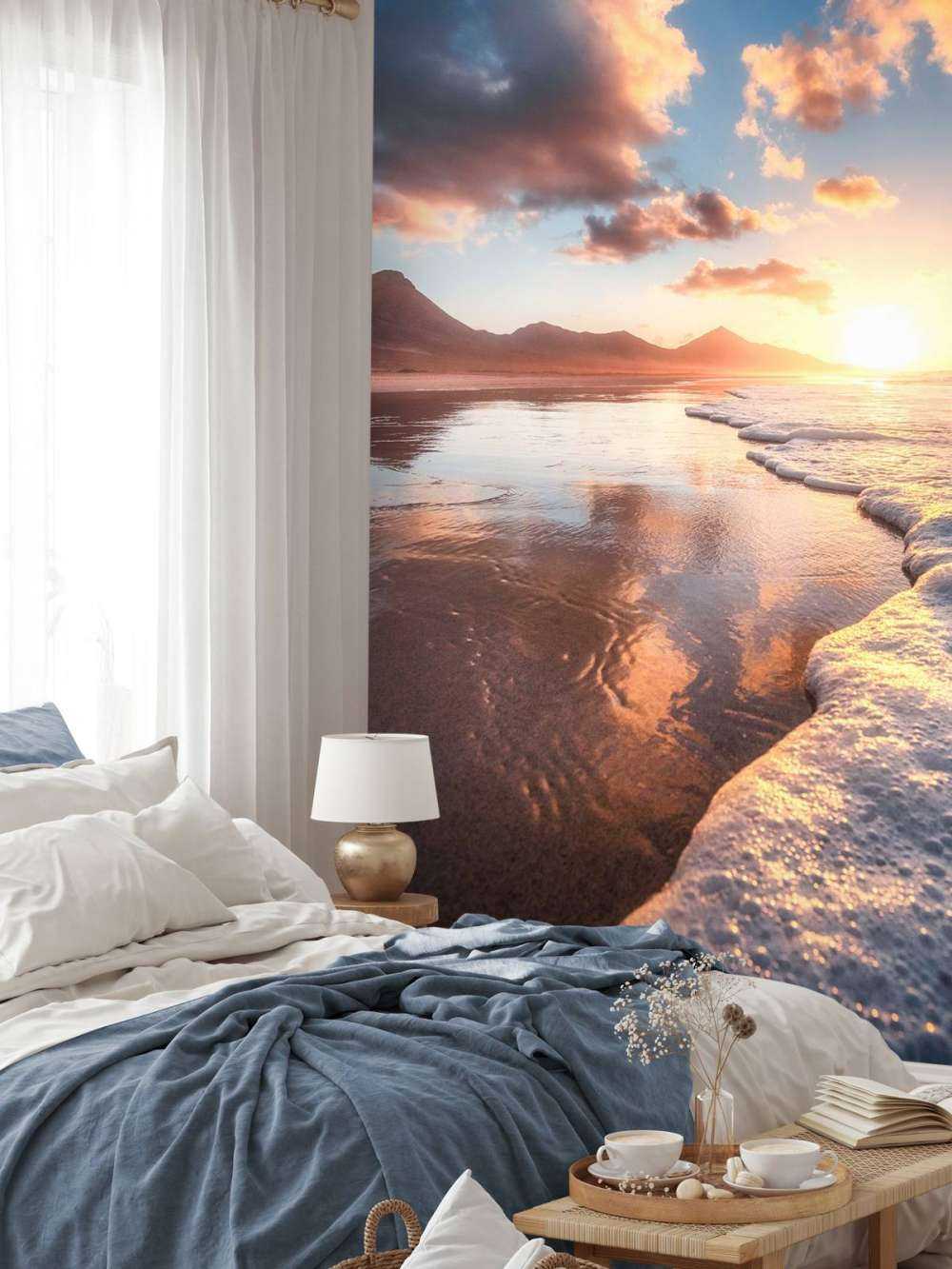 Coucher de soleil doré au bord de la mer