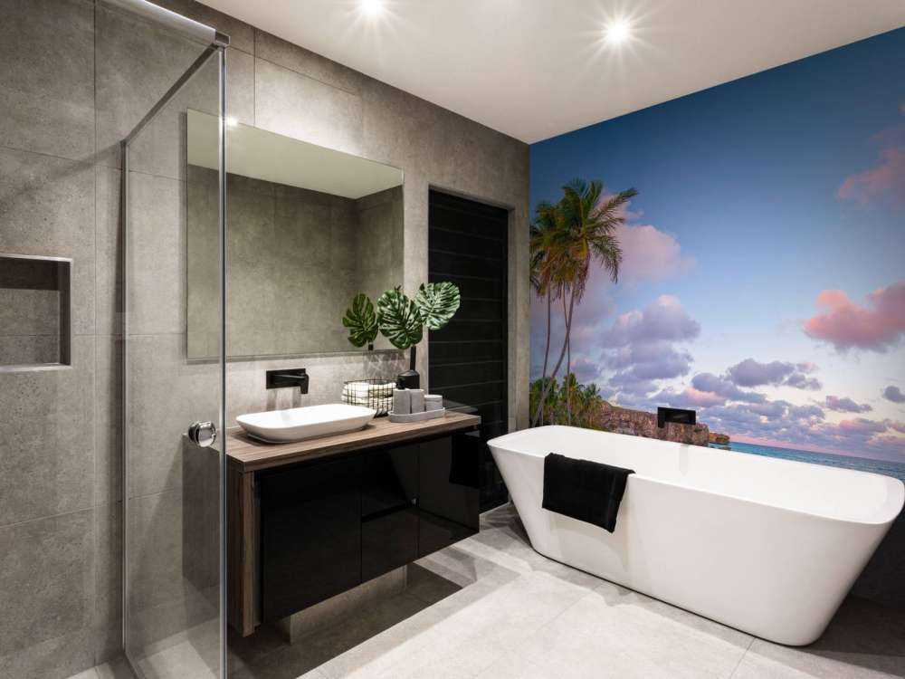 Plage tropicale au crépuscule.