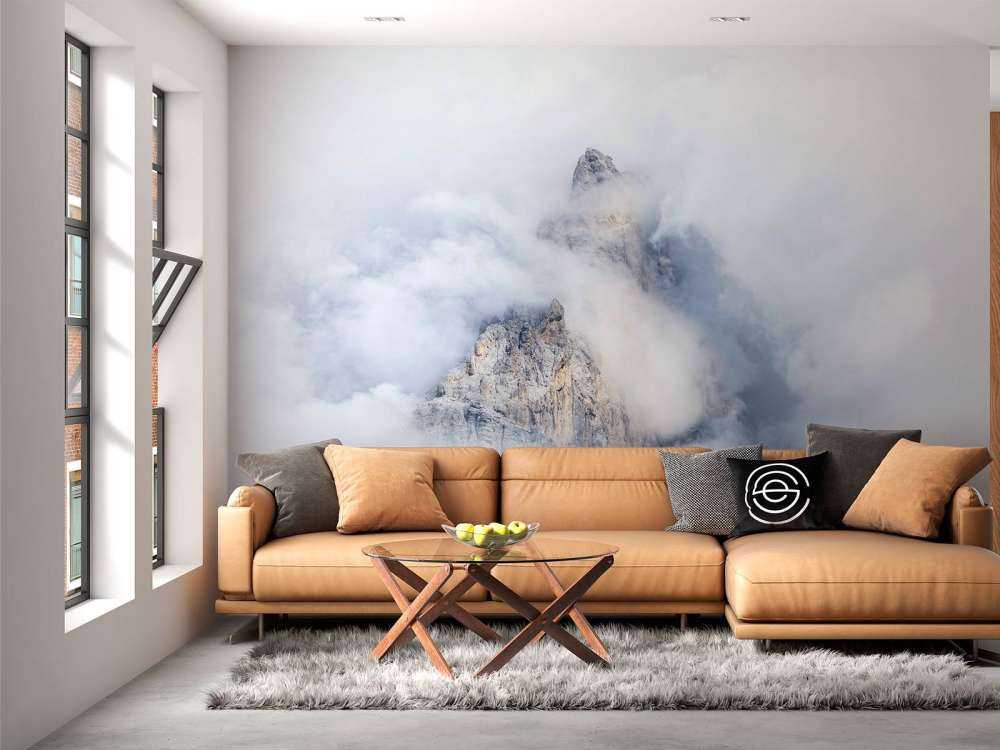 Cimes de montagne cachées dans le brouillard