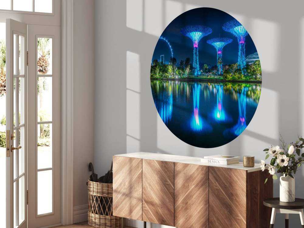 Arbres lumineux futuristes au bord de l'eau.