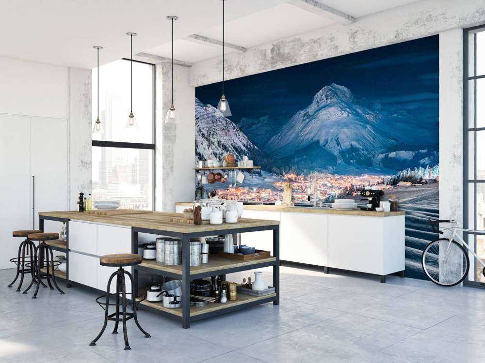 Village d'hiver sous la lumière de la lune dans une vallée alpine.