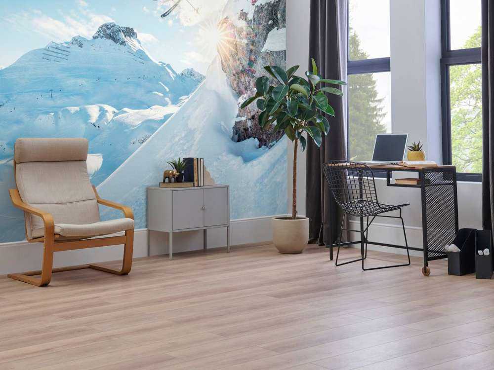 Saut dans un paysage montagneux enneigé