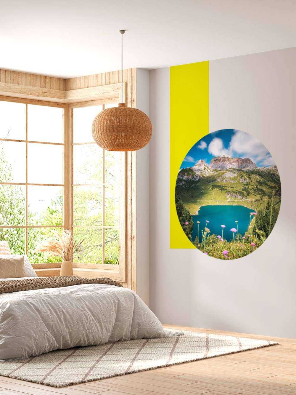 Pré fleuri au bord d'un lac de montagne clair