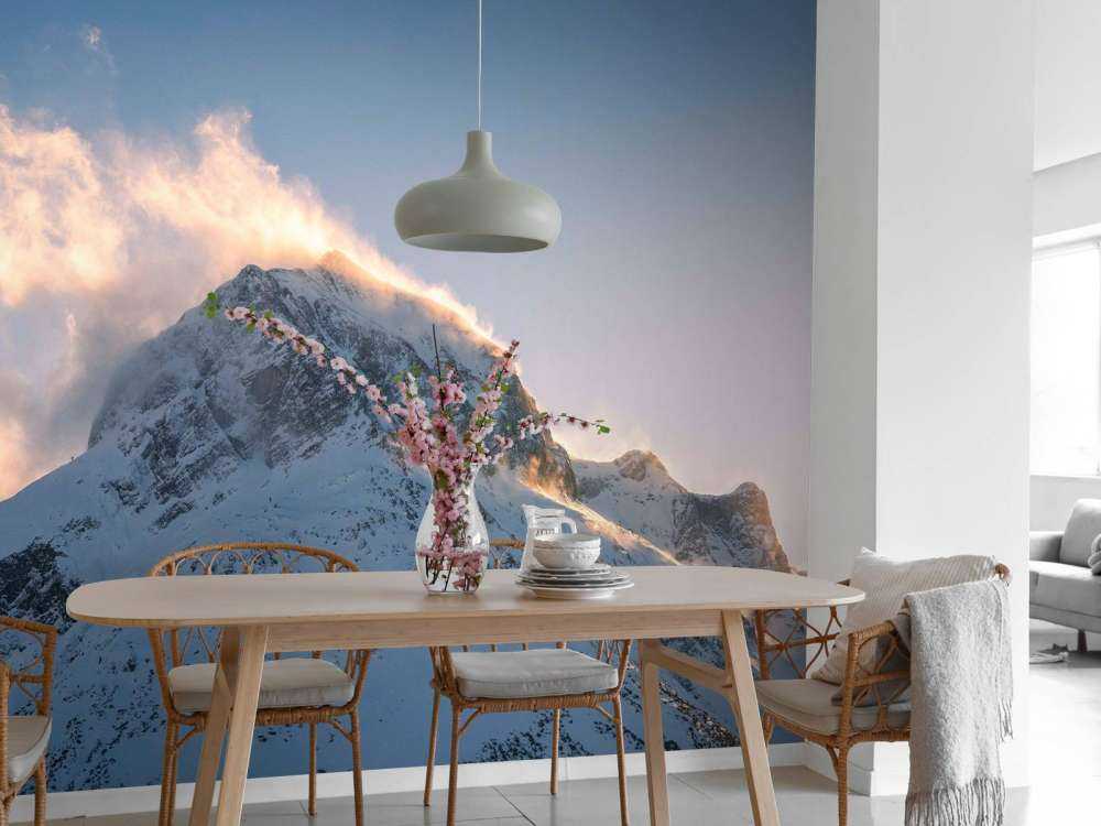 Sommet de montagne dans l'éclat du matin enflammé.