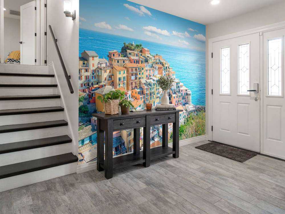 Côte pastel sous un ciel azur.