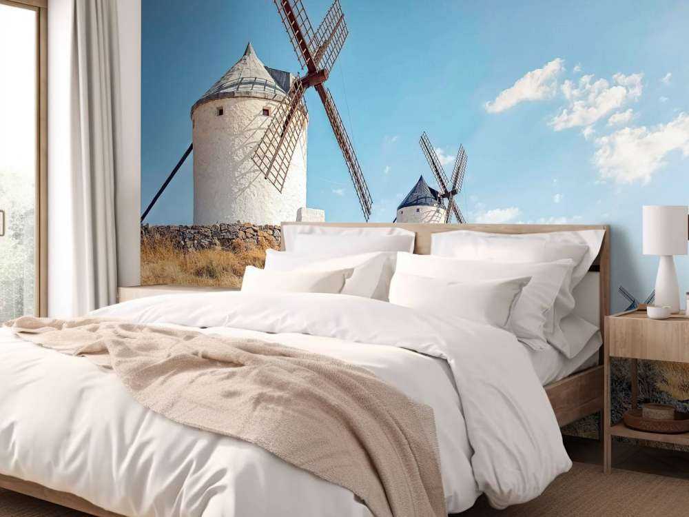 Colline d'été avec des moulins à vent blancs